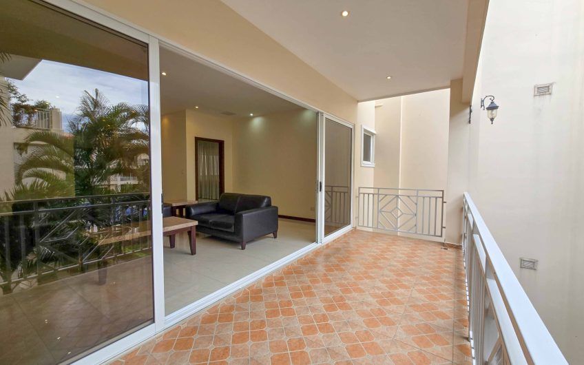 Apartamento con línea blanca y terraza en San Rafael Escazú x Country Club