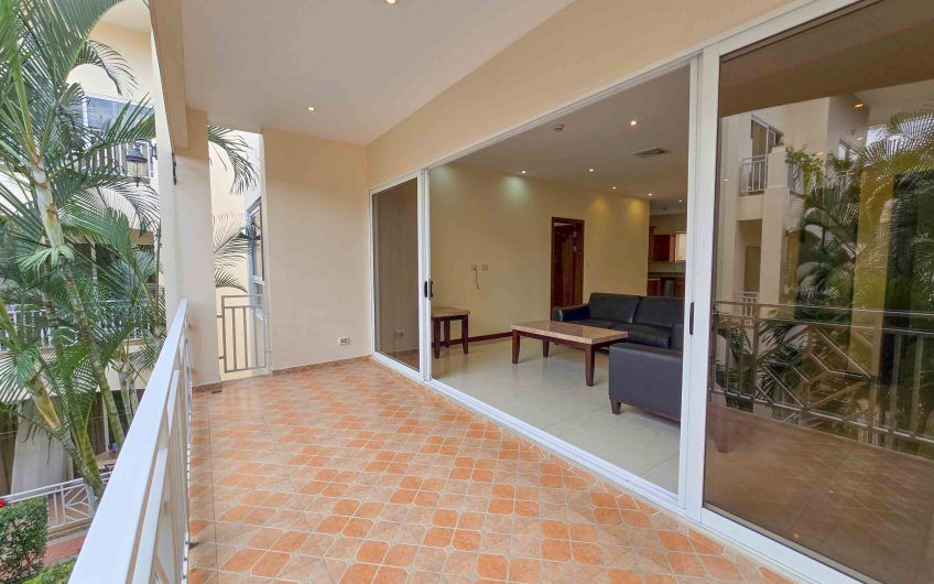 Apartamento con línea blanca y terraza en San Rafael Escazú x Country Club