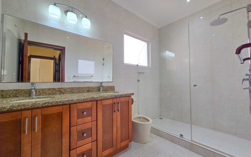 Apartamento con línea blanca y terraza en San Rafael Escazú x Country Club