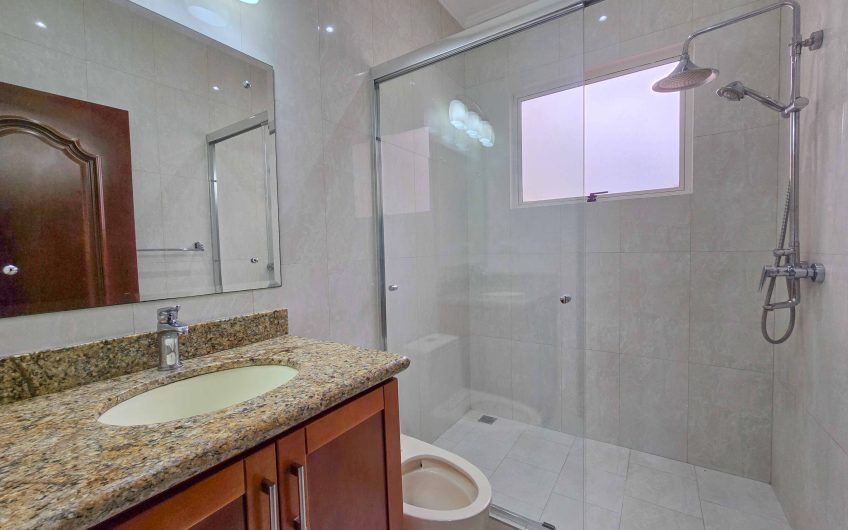 Apartamento con línea blanca y terraza en San Rafael Escazú x Country Club