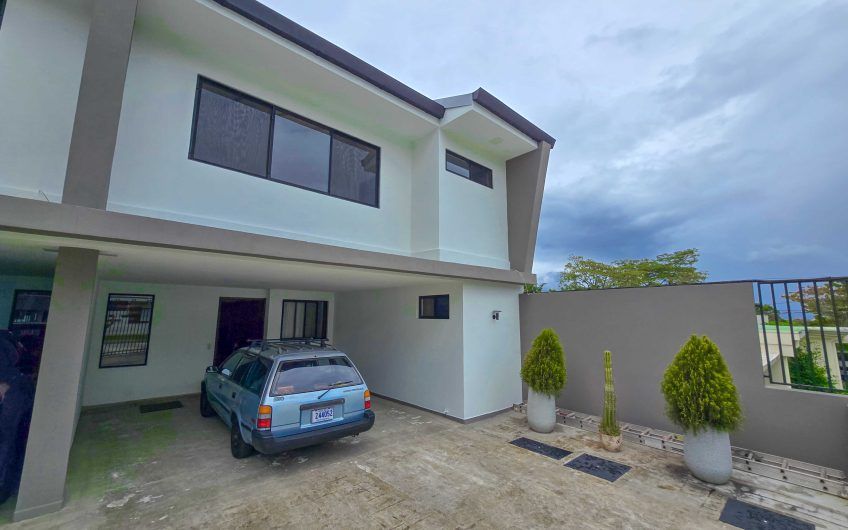 Condo esquinero de 250 m2 con terraza en San Rafael Escazú