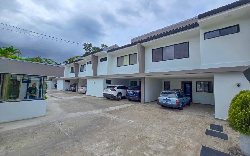 Condo esquinero de 250 m2 con terraza en San Rafael Escazú