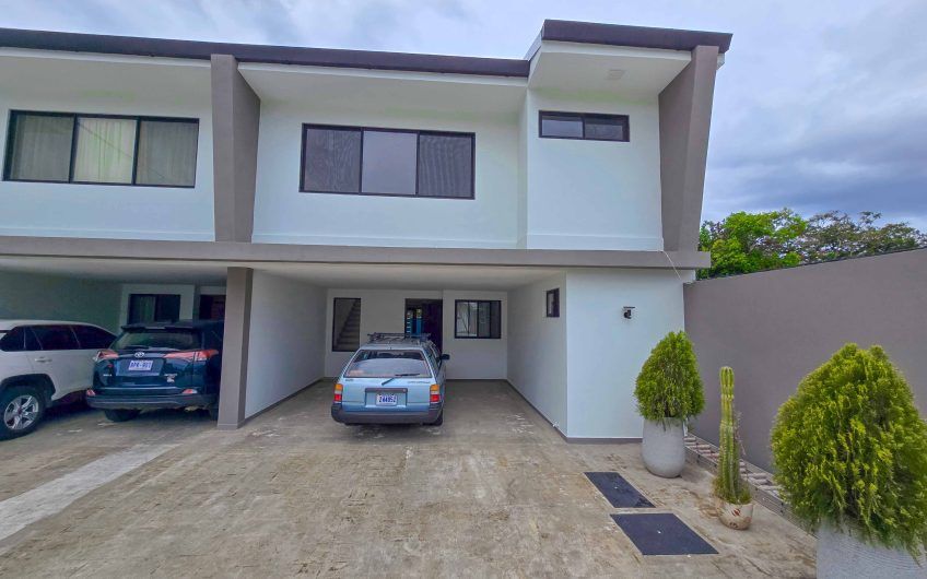 Condo esquinero de 250 m2 con terraza en San Rafael Escazú