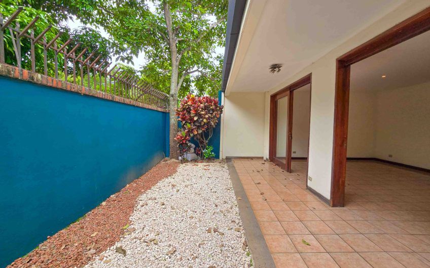 Condo esquinero de 250 m2 con terraza en San Rafael Escazú