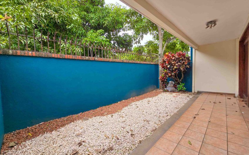 Condo esquinero de 250 m2 con terraza en San Rafael Escazú