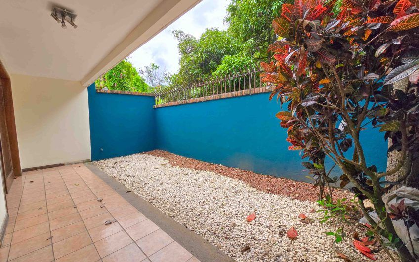 Condo esquinero de 250 m2 con terraza en San Rafael Escazú