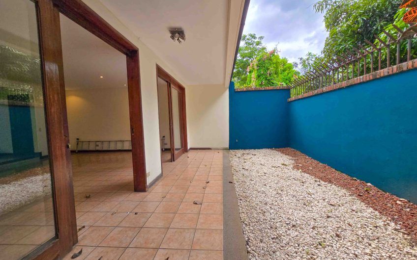 Condo esquinero de 250 m2 con terraza en San Rafael Escazú