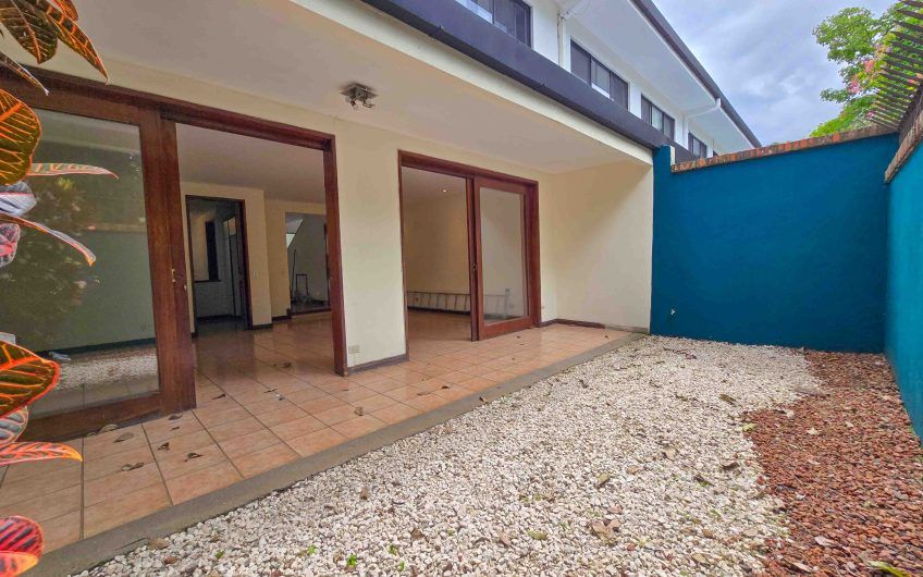 Condo esquinero de 250 m2 con terraza en San Rafael Escazú