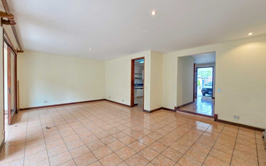 Condo esquinero de 250 m2 con terraza en San Rafael Escazú