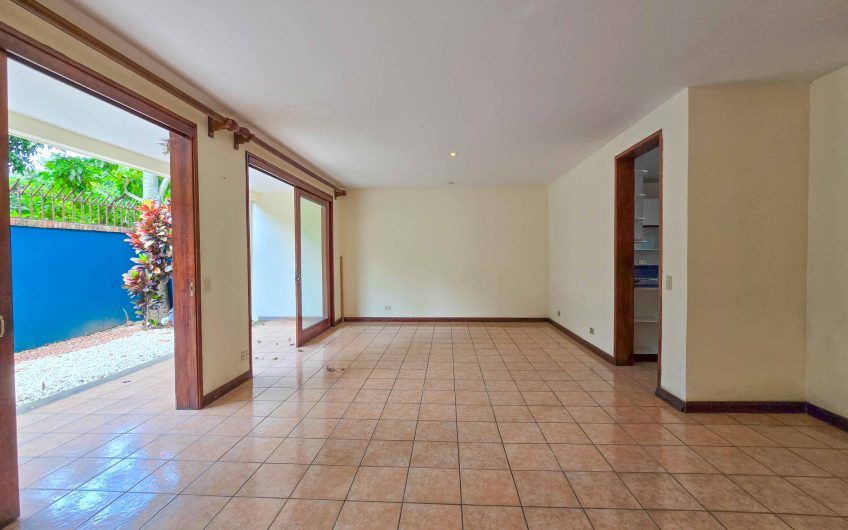 Condo esquinero de 250 m2 con terraza en San Rafael Escazú