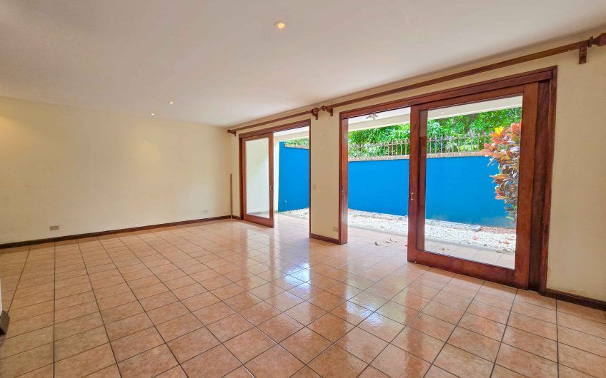 Condo esquinero de 250 m2 con terraza en San Rafael Escazú