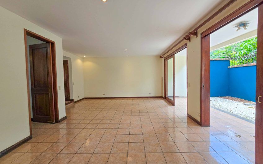 Condo esquinero de 250 m2 con terraza en San Rafael Escazú