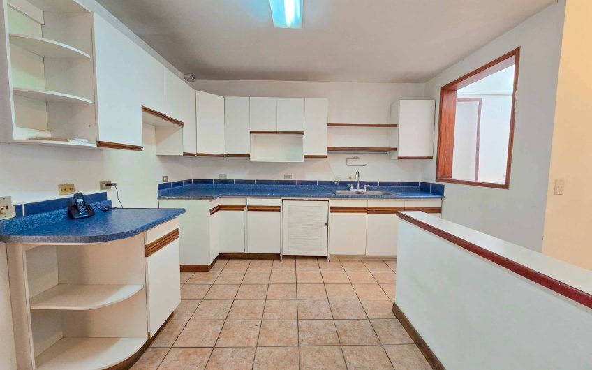 Condo esquinero de 250 m2 con terraza en San Rafael Escazú