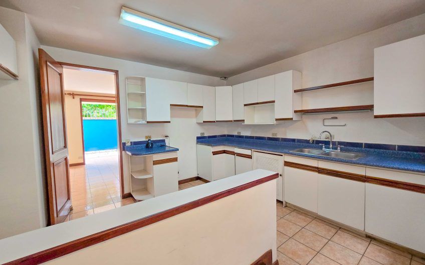 Condo esquinero de 250 m2 con terraza en San Rafael Escazú