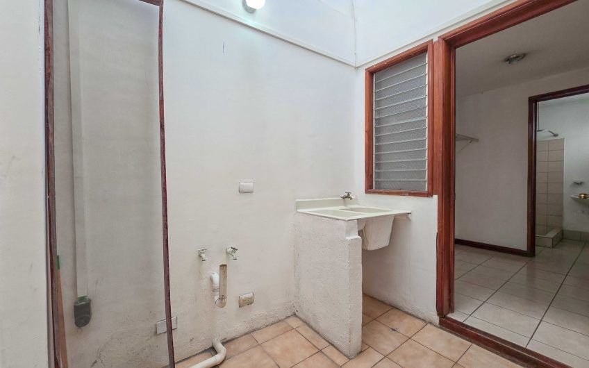 Condo esquinero de 250 m2 con terraza en San Rafael Escazú