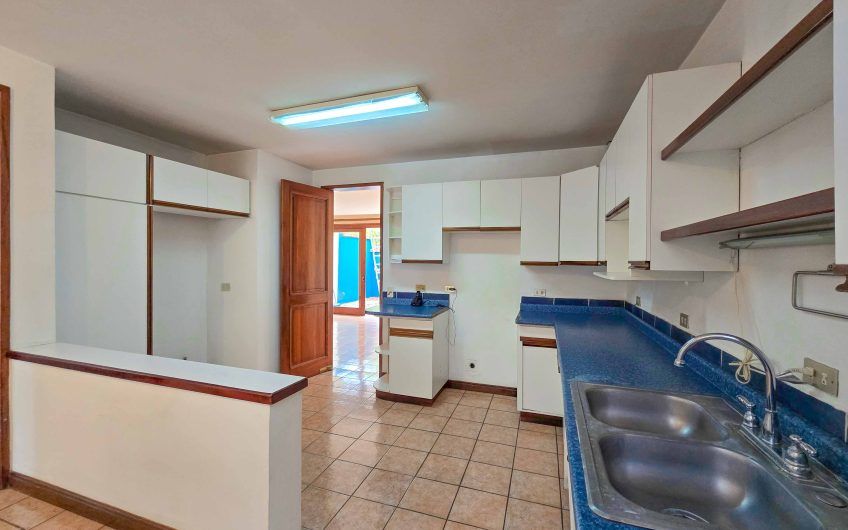 Condo esquinero de 250 m2 con terraza en San Rafael Escazú