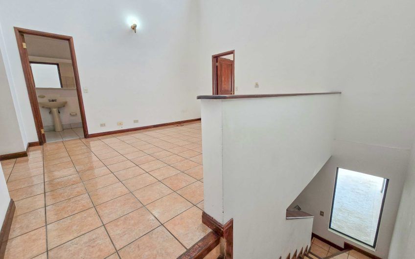 Condo esquinero de 250 m2 con terraza en San Rafael Escazú