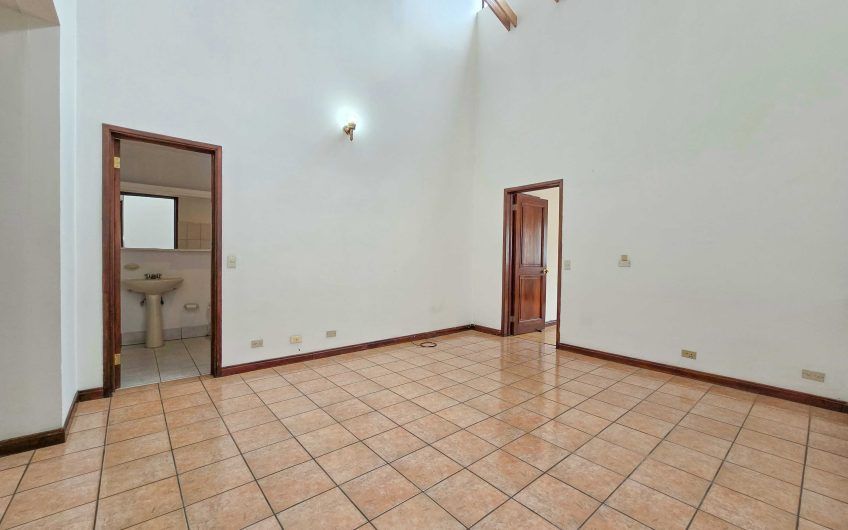 Condo esquinero de 250 m2 con terraza en San Rafael Escazú