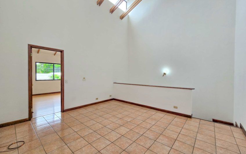 Condo esquinero de 250 m2 con terraza en San Rafael Escazú