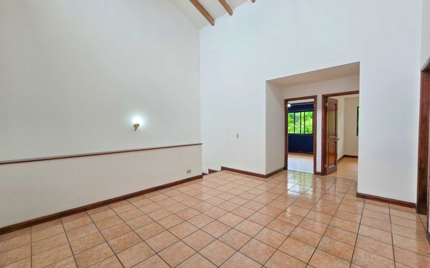 Condo esquinero de 250 m2 con terraza en San Rafael Escazú