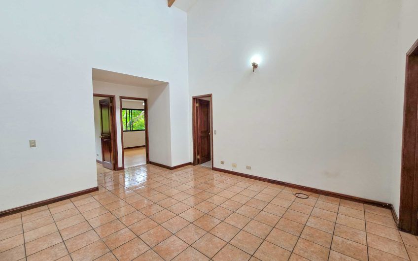 Condo esquinero de 250 m2 con terraza en San Rafael Escazú