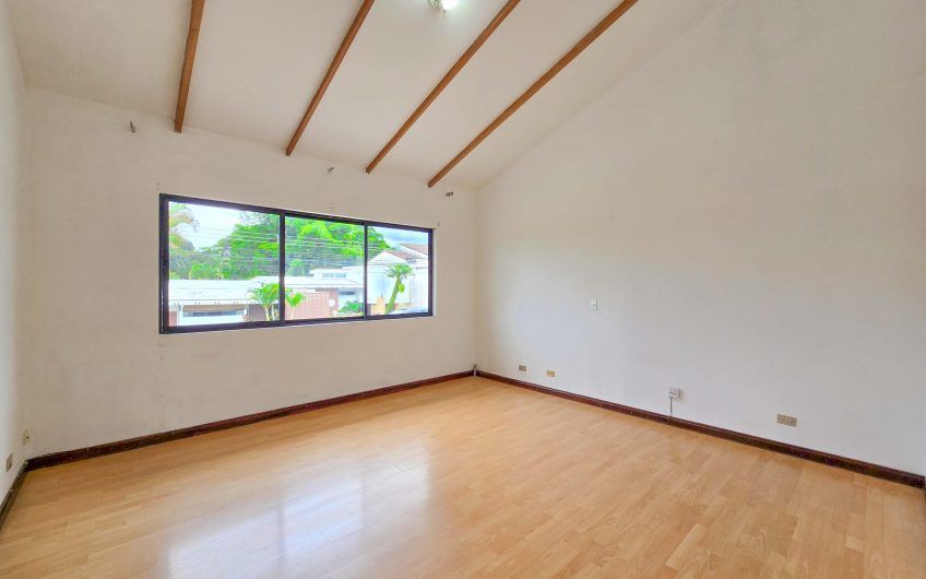 Condo esquinero de 250 m2 con terraza en San Rafael Escazú