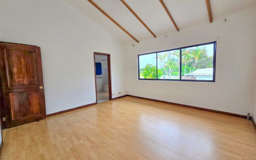 Condo esquinero de 250 m2 con terraza en San Rafael Escazú