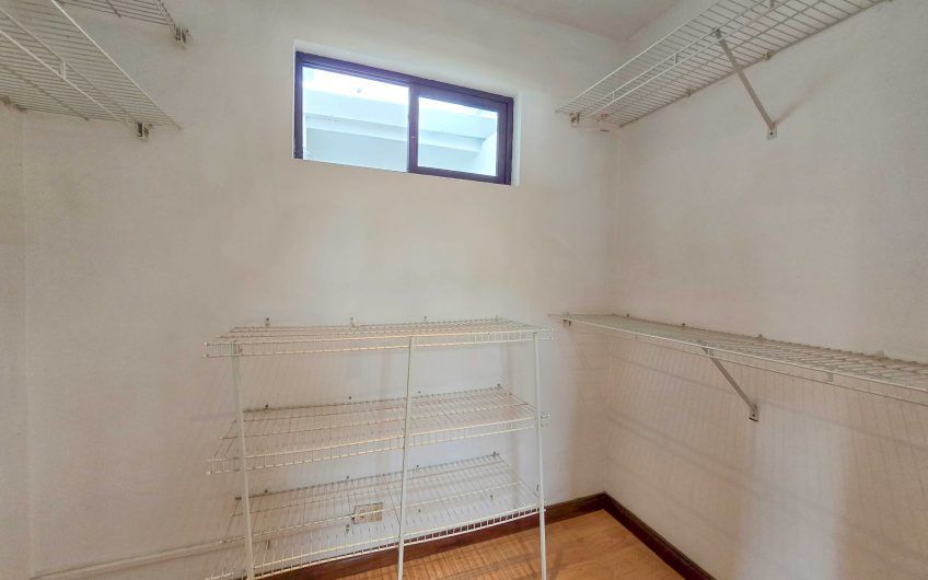 Condo esquinero de 250 m2 con terraza en San Rafael Escazú