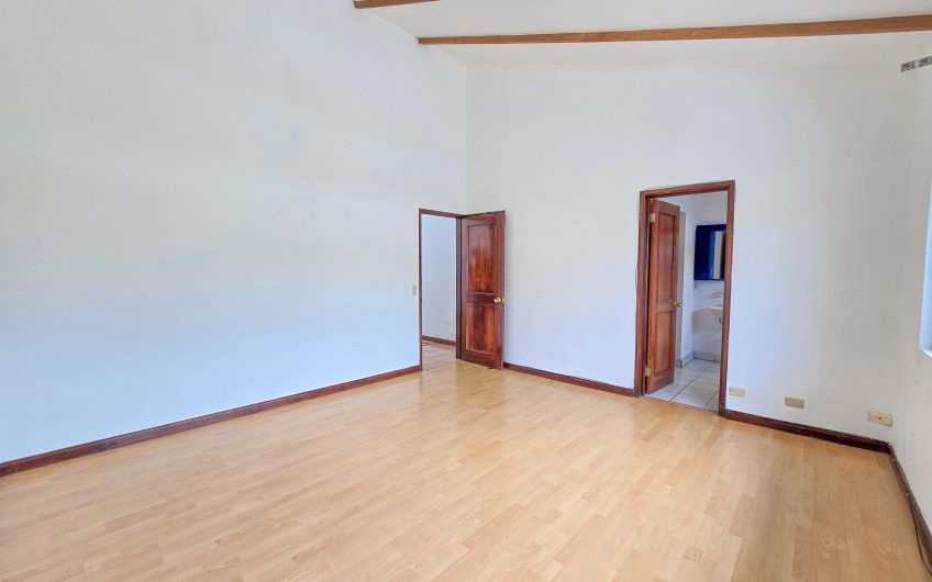 Condo esquinero de 250 m2 con terraza en San Rafael Escazú