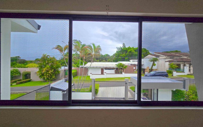 Condo esquinero de 250 m2 con terraza en San Rafael Escazú