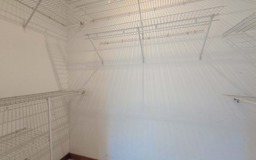 Condo esquinero de 250 m2 con terraza en San Rafael Escazú