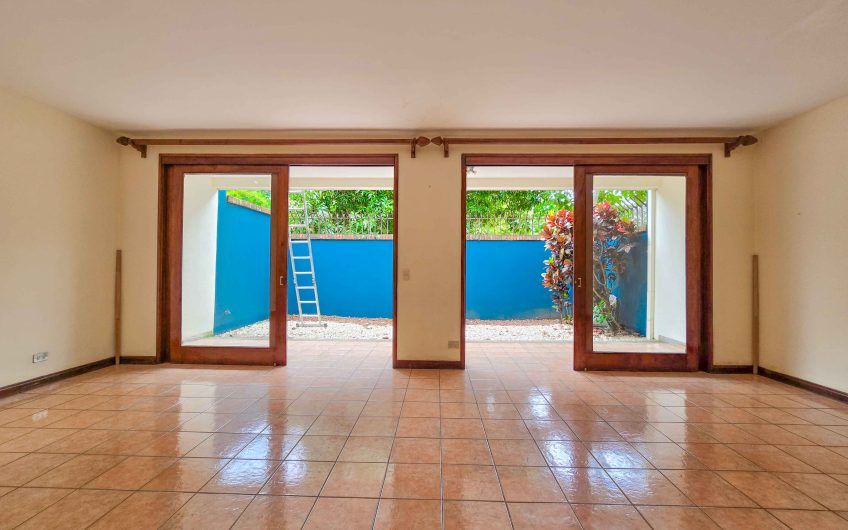 Condo esquinero de 250 m2 con terraza en San Rafael Escazú