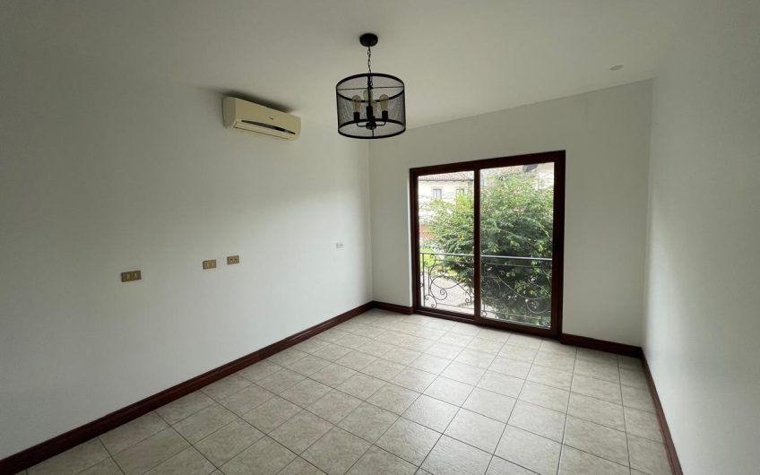 Villa Real Santa Ana! Condo de Un Nivel con full vistas