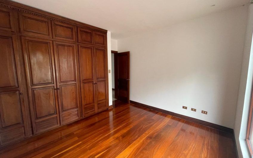 Villa Real Santa Ana! Condo de Un Nivel con full vistas