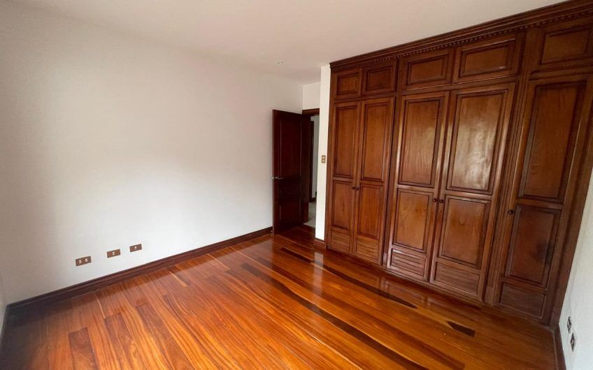 Villa Real Santa Ana! Condo de Un Nivel con full vistas