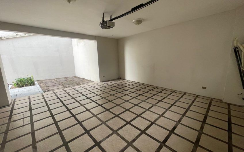 Villa Real Santa Ana! Condo de Un Nivel con full vistas