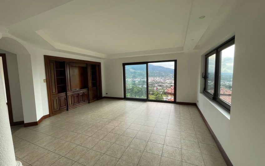 Villa Real Santa Ana! Condo de Un Nivel con full vistas