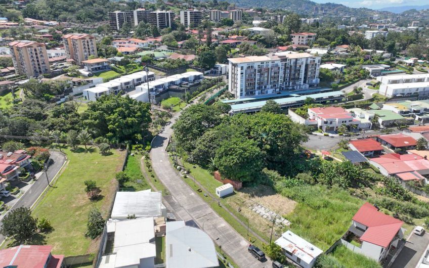 Oportunidad! Lote 1.408 m2 con renta mensual y para desarrollar en Escazú