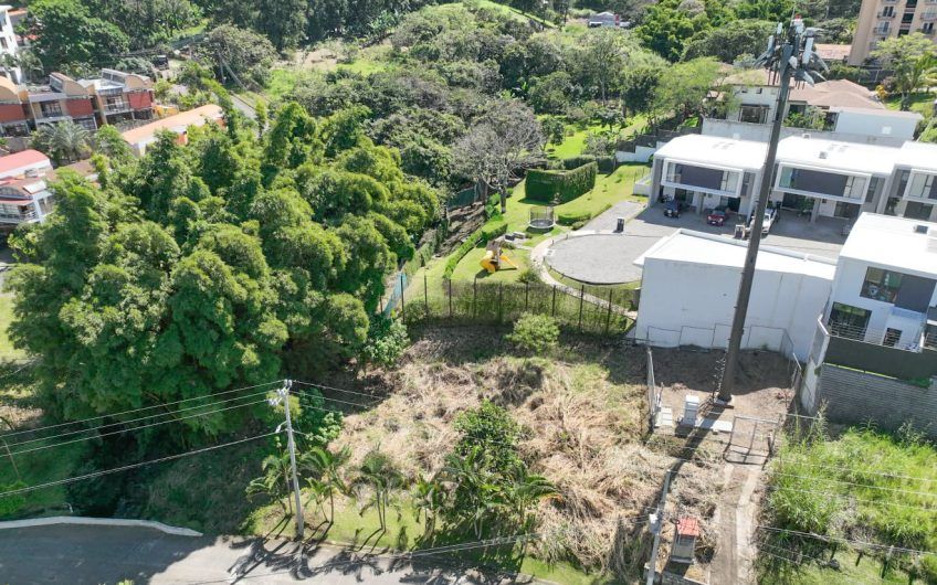 Oportunidad! Lote 1.408 m2 con renta mensual y para desarrollar en Escazú