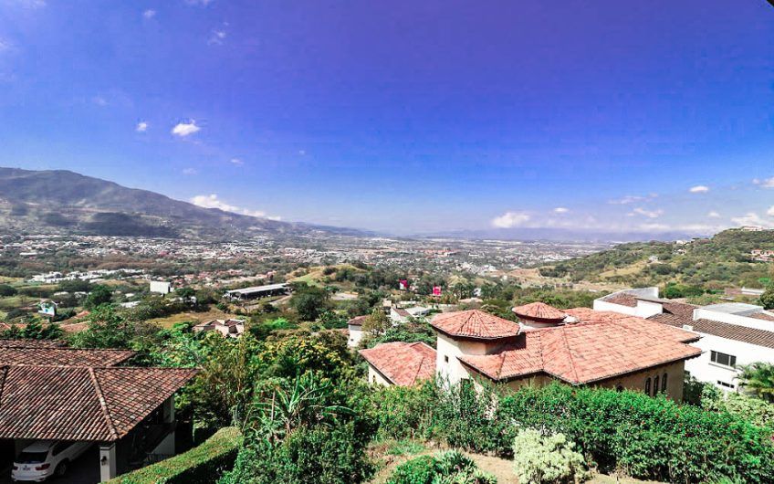 Villa Real Santa Ana! Condo de Un Nivel con full vistas