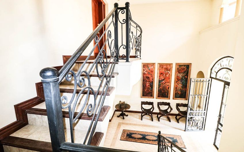 Villa Real Santa Ana! Condo de Un Nivel con full vistas