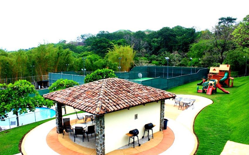 Villa Real Santa Ana! Condo de Un Nivel con full vistas