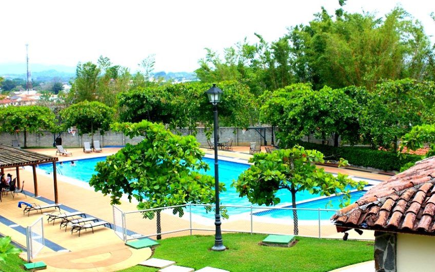 Villa Real Santa Ana! Condo de Un Nivel con full vistas