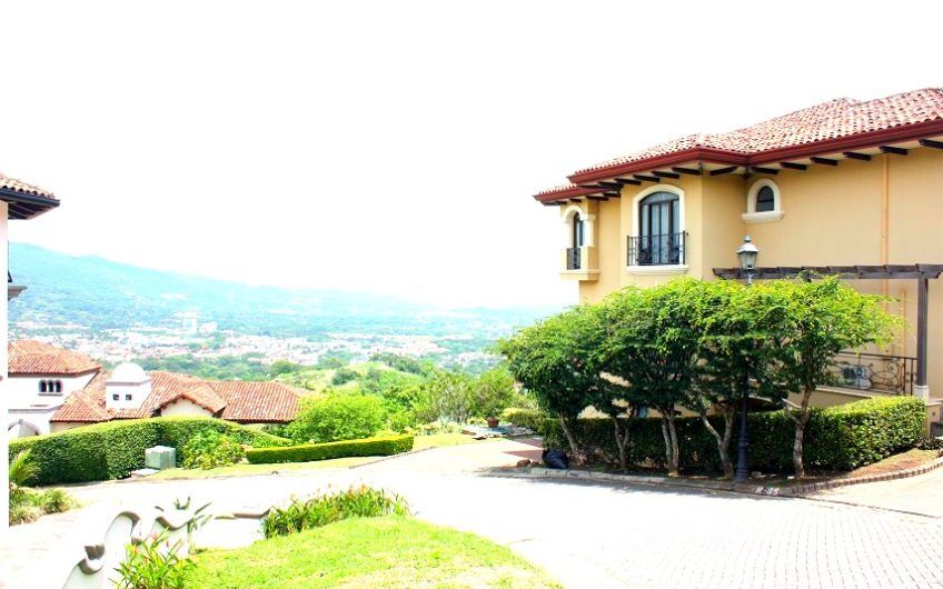 Villa Real Santa Ana! Condo de Un Nivel con full vistas