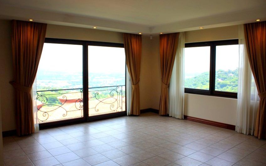 Villa Real Santa Ana! Condo de Un Nivel con full vistas