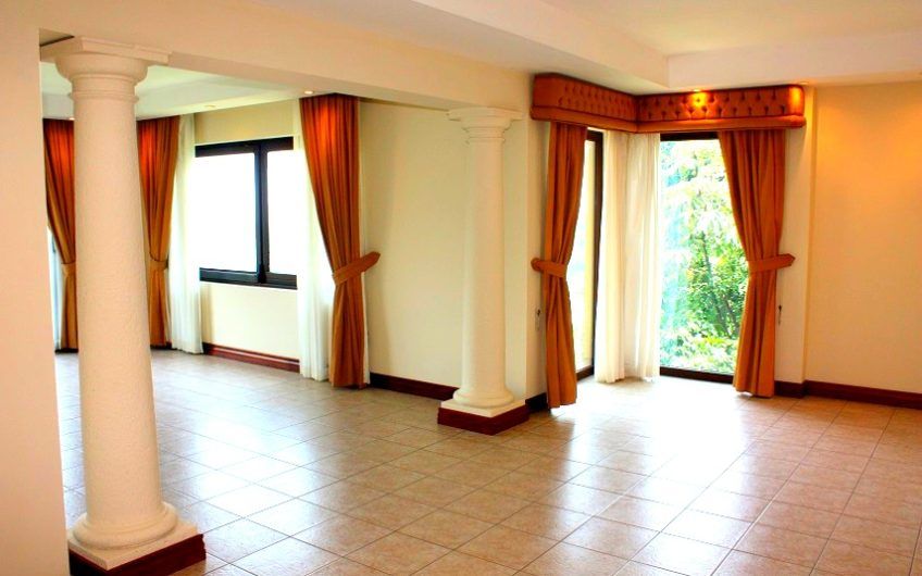 Villa Real Santa Ana! Condo de Un Nivel con full vistas