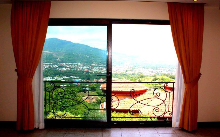 Villa Real Santa Ana! Condo de Un Nivel con full vistas