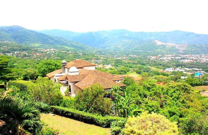 Villa Real Santa Ana! Condo de Un Nivel con full vistas