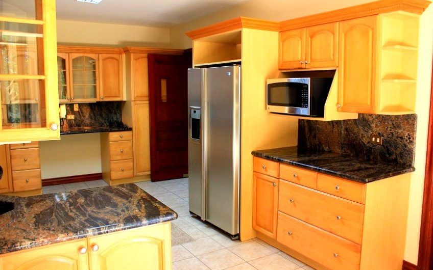 Villa Real Santa Ana! Condo de Un Nivel con full vistas