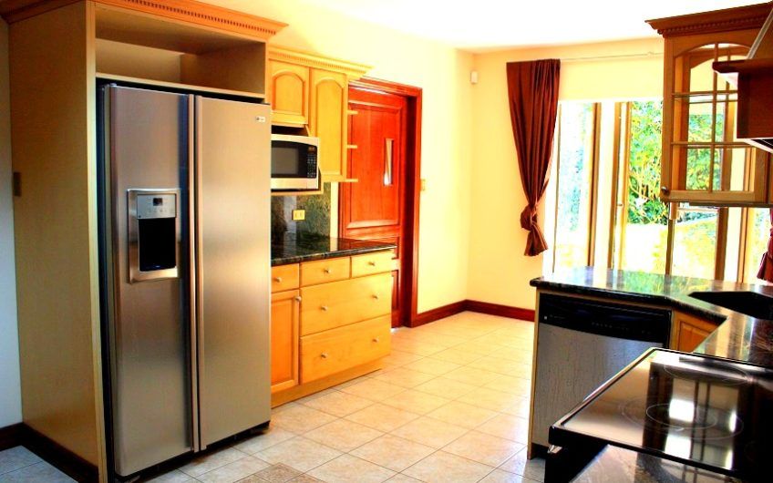 Villa Real Santa Ana! Condo de Un Nivel con full vistas